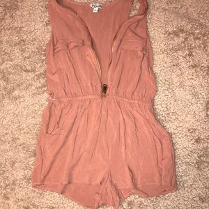 Justify zip up peach/tan romper! 🍑